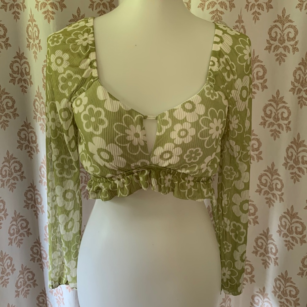 Madden NYC Floral Cropped peasant blouse M